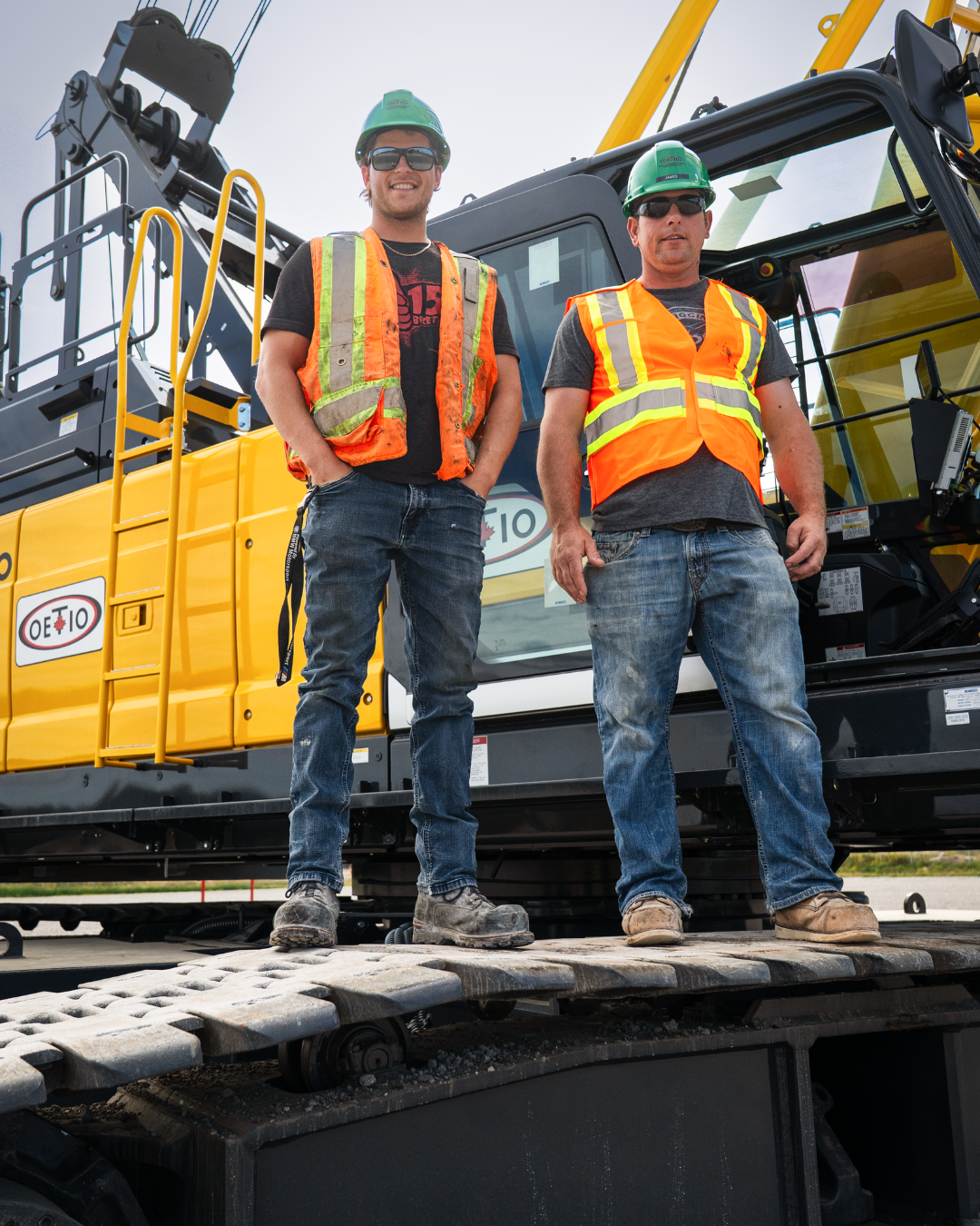 Two apprentices standing side by side wearing P.P.E.