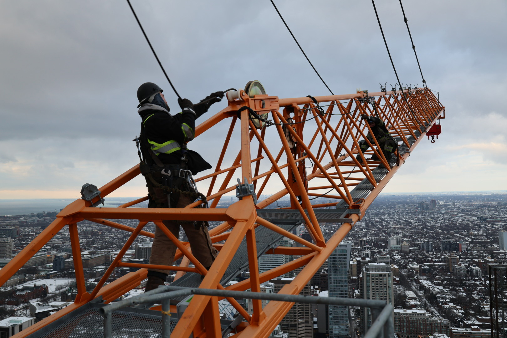 Member adjusting cable on the edge of the crane at great heights